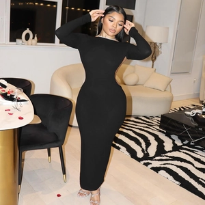 Détail de la robe noire en maille côtelée avec découpe au dos et coupe moulante