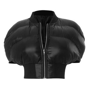 Détail d'une doudoune matelassée noire à manches courtes avec fermeture à glissière devant