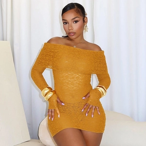 Robe mini en dentelle moutarde à épaules dénudées avec manches longues et coupe ajustée