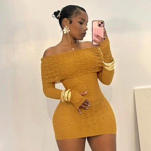 Robe courte moulante jaune moutarde à épaules dénudées et manches longues texturées