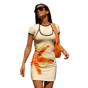 Eng anliegendes beiges Minikleid mit braunen Kontrastnähten und großen orangefarbenen Lilien