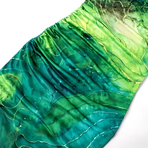 Dettaglio del tessuto con stampa marmo verde, linee dorate e orlo elastico
