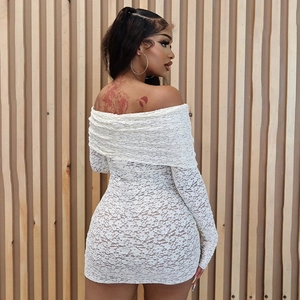 Détail de la texture en dentelle florale blanche et manches longues sur mini robe bustier