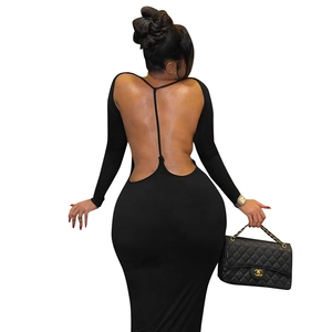 Détail du dos nu d'une robe longue noire ajustée avec un lien de serrage élégant et sensuel