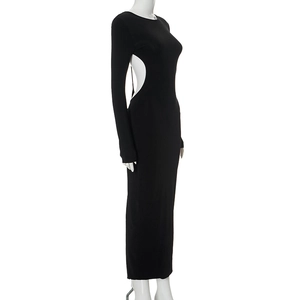 Détail de la découpe à la taille et du tissu en maille sur une robe longue noire ajustée