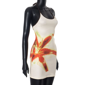 Detailaufnahme des Neckholder-Kleids mit orangefarbenem Lilienprint und brauner Paspel
