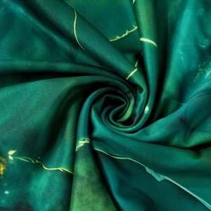 Vista macro dettagliata del motivo astratto verde sulla texture elegante del tessuto poliestere