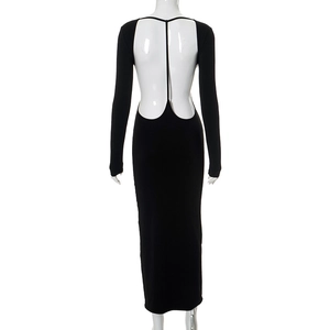 Vue arrière d'une robe maxi noire à manches longues avec un dos nu sexy et coupe ajustée