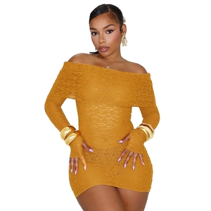 Robe moulante élégante en dentelle jaune moutarde à épaules dénudées et manches longues