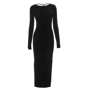 Détail du dos nu et de la coupe ajustée de cette robe longue noire à manches longues élégante