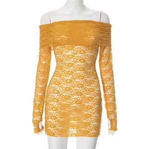 Détail de la dentelle florale jaune et du design à épaules dénudées sur une robe courte ajustée