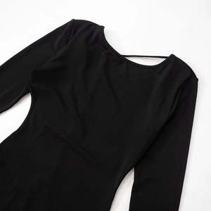 Détail de la robe noire à manches longues avec dos nu sexy et fine bride décorative