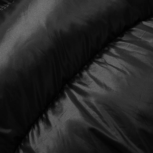 Gros plan du tissu matelassé noir brillant montrant la texture lisse et rembourrée