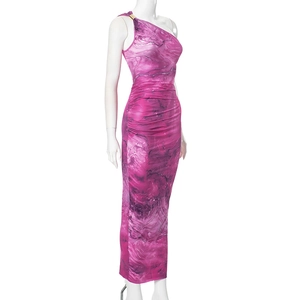 Dettaglio vestito lungo stampa marmo rosa con anello monospalla e arricciature laterali
