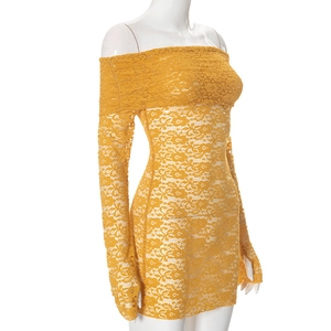 Détail macro de la dentelle florale jaune vif sur une robe courte à épaules dénudées
