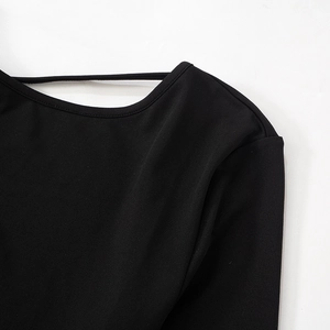 Détail de la bride arrière et de la texture en maille fine de cette robe longue noire