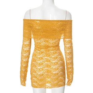 Détail de la dentelle florale jaune gingembre et de l'élégant décolleté aux épaules nues
