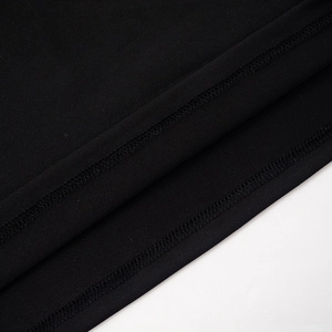 Détail de la couture à double aiguille sur l'ourlet de la robe en tricot noir