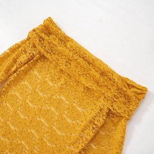 Gros plan détaillé du tissu en dentelle florale jaune avec broderie ajourée complexe