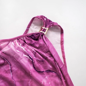 Dettaglio dell'elegante stampa marmo viola con una fibbia quadrata in metallo dorato