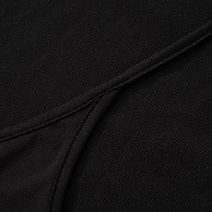 Détail macro du tissu en maille côtelée noire et des finitions de couture de qualité
