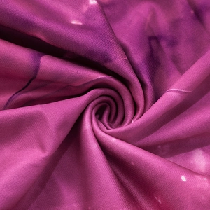 Dettaglio ravvicinato della stampa galassia rosa porpora su morbido jersey elasticizzato