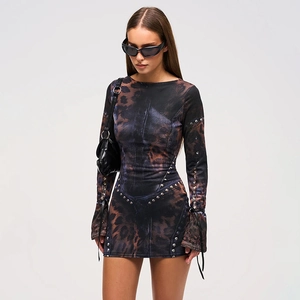 Abito corto attillato a maniche lunghe con stampa leopardata e denim con dettagli punk
