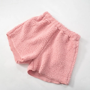 Λεπτομέρεια από ροζ σορτς fleece με ελαστική μέση και ζεστή υφή τύπου sherpa
