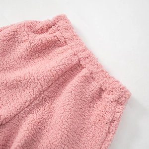 Λεπτομέρεια από ροζ σορτς fleece με ελαστική μέση και μαλακή βελούδινη υφή υφάσματος