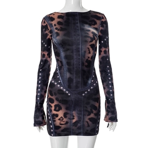 Dettaglio del vestito leopardato aderente con strass scintillanti e stampa denim