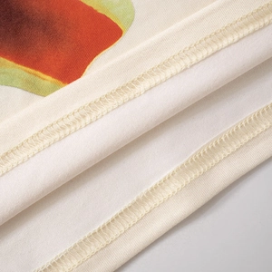 Detailansicht der dichten Overlock-Naht am Sommerkleid mit Marmordruck-Muster