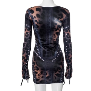 Dettaglio mini abito leopardato con texture denim e polsini neri stringati