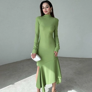 Elegante vestido largo de punto acanalado verde aguacate con dobladillo asimétrico de volantes