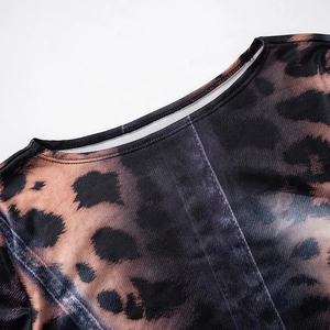 Dettaglio del girocollo con stampa leopardata con cuciture fini e trama in maglia