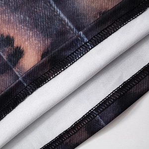 Dettaglio del vestito leopardato che mostra cuciture overlock e tessuto in maglia elasticizzata