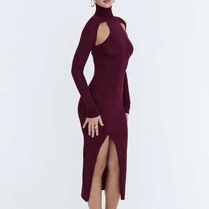 Eng anliegendes burgunderrotes Rollkragen-Strickkleid mit Cut-Out und Schlitz
