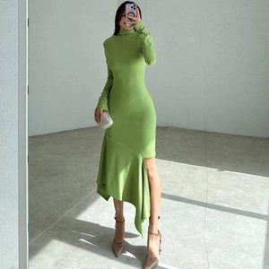 Detalle de vestido largo verde lima elegante con abertura asimétrica en el bajo