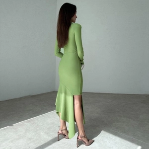 Detalle del vestido midi verde lima con dobladillo asimétrico de volantes y abertura