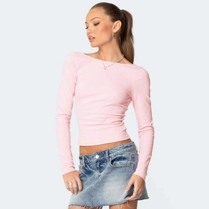 Slim fit light pink long sleeve ribbed top with elegant boat neck for a casual look
