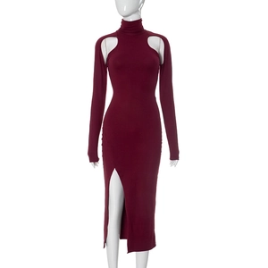 Detail von burgunderfarbenem Bodycon-Kleid mit Neckholder-Ausschnitt und Seitenschlitz