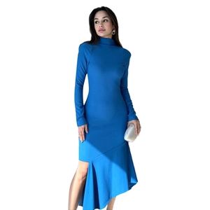 Vestido largo de punto azul marino con manga larga, cuello alto y dobladillo asimétrico