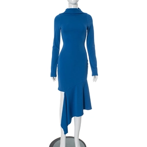 Detalle de vestido largo azul real elegante con abertura lateral y dobladillo con volantes