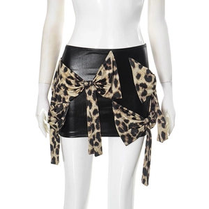 Minigonna bodycon in ecopelle con tre fiocchi con stampa leopardata e nastri da donna