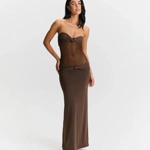 Détail de robe longue bustier marron élégante avec taille en résille et nœud torsadé