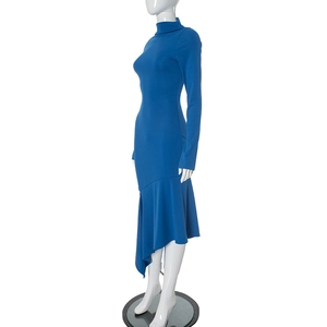 Detalle de vestido largo azul real con manga larga y dobladillo de sirena irregular