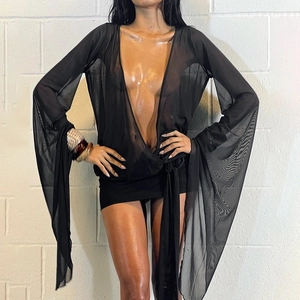 Sexy schwarzes Netz-Minikleid mit tiefem V-Ausschnitt, transparenten Glockenärmeln