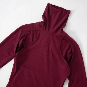 Detailansicht eines dunkelroten Kleides mit Stehkragen und Cut-Out an den Schultern