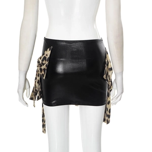 Dettaglio mini gonna in ecopelle nera con fiocco zebrato leopardato sul retro
