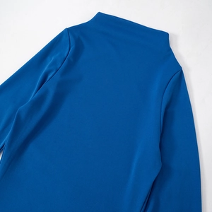 Detalle de la tela azul de alta densidad con costuras finas en vestido de cuello alto