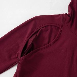 Detailaufnahme des Cold-Shoulder-Ausschnitts und der verstärkten Nähte am weinroten Kleid